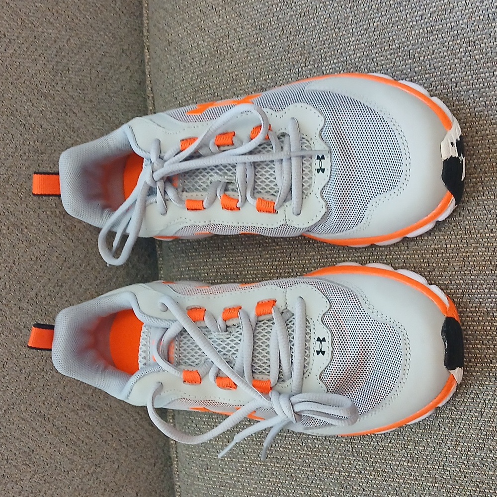 New Boy's Under Armour BGS Assert Gray & Orange Sneakers, Size 6Y - Picture 4 of 9